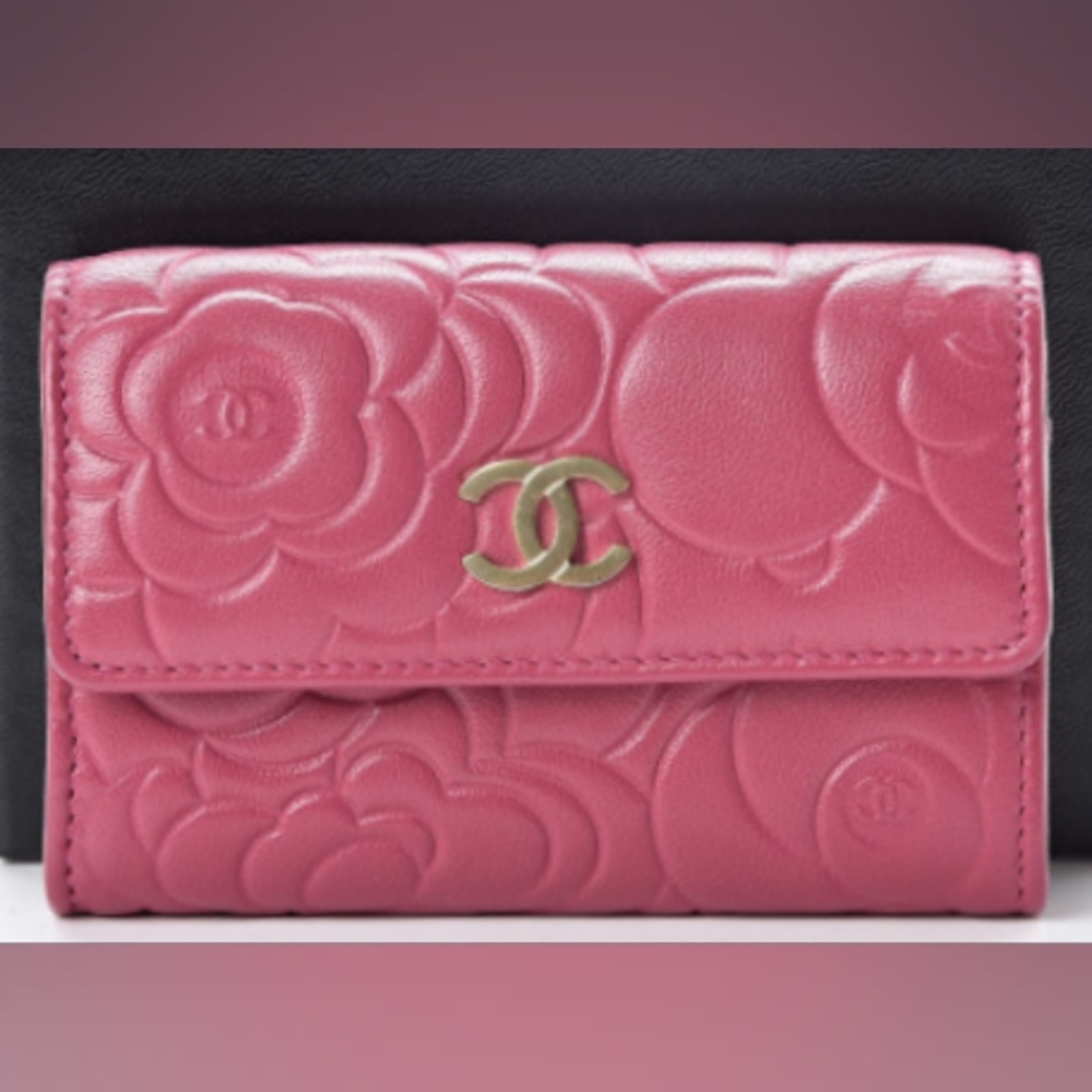 EUC Chanel Camellia Fusia Pink Floral Embossed Lambkin Flap Cardcase